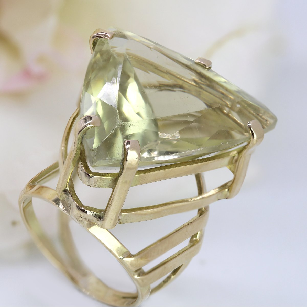 Lemon Quartz Ring And Its Vintage Gold Frame-photo-5