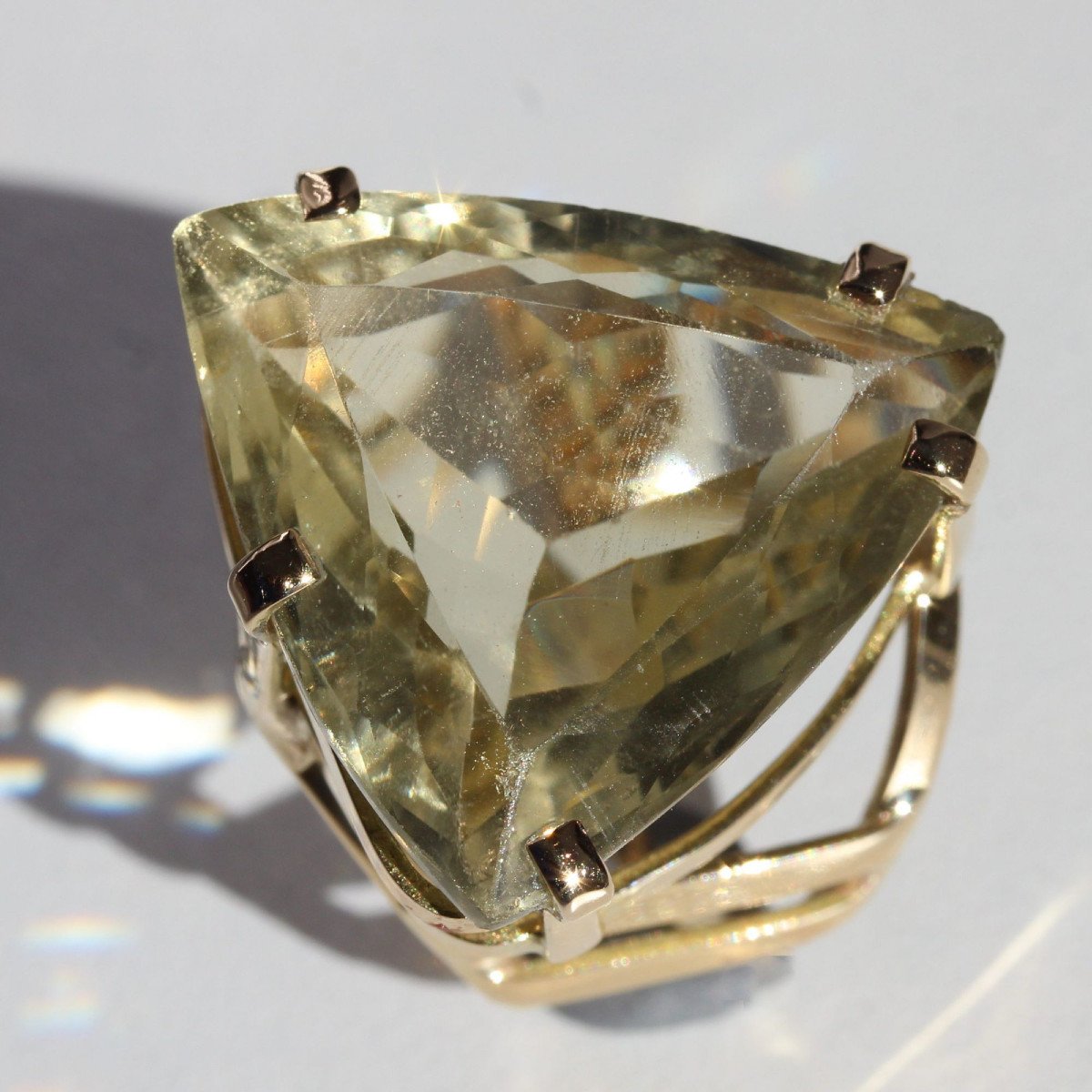 Lemon Quartz Ring And Its Vintage Gold Frame-photo-8