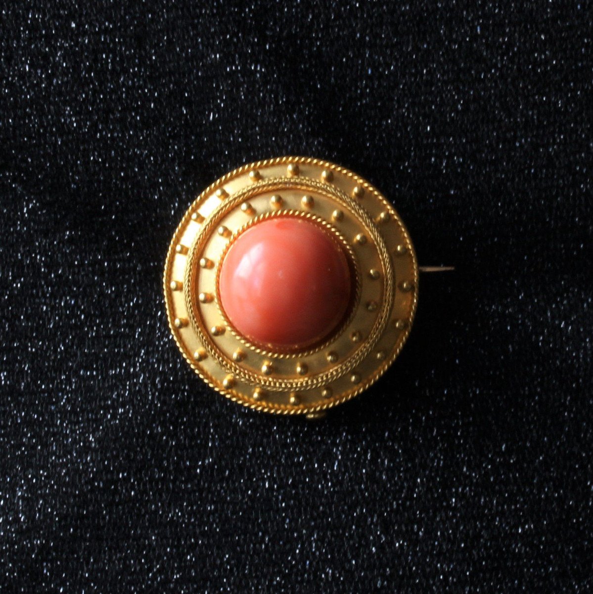 Antique Brooch In Matt Yellow Gold And Its Coral Pearl-photo-3