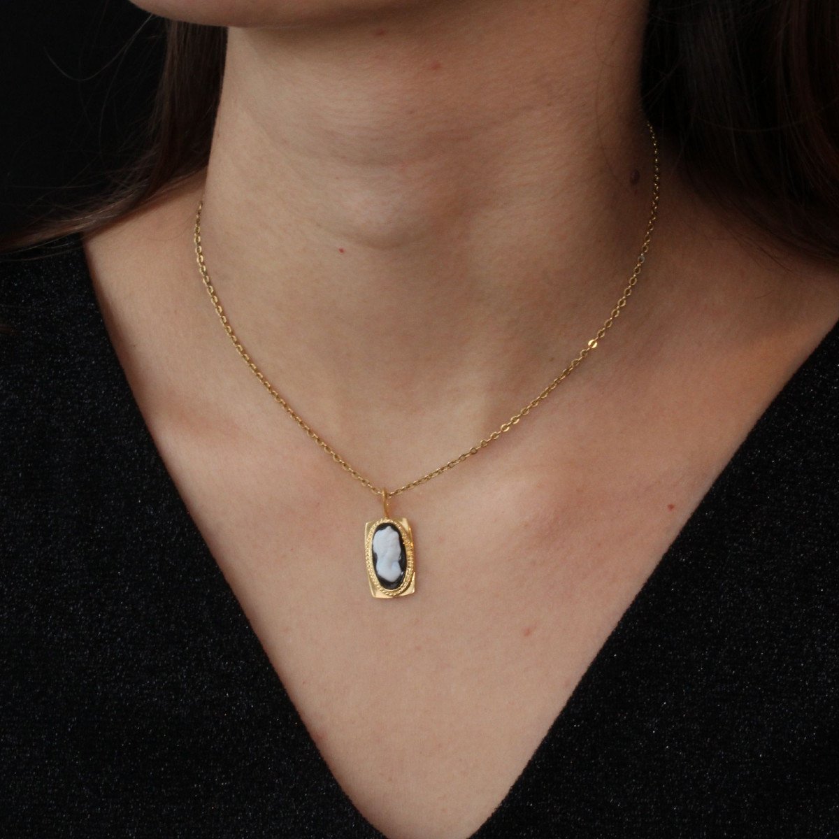 Pendant In Yellow Gold And Cameo On Onyx-photo-2