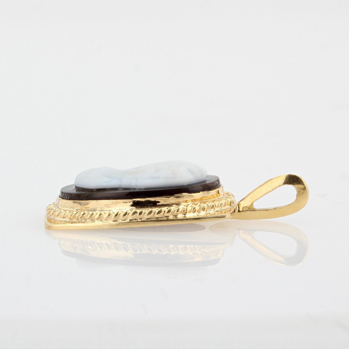 Pendant In Yellow Gold And Cameo On Onyx-photo-1