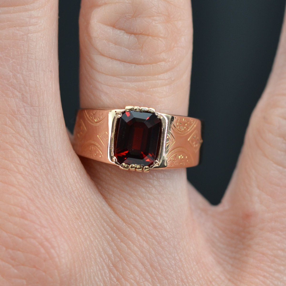 Old Engraved And Garnet Ring-photo-2