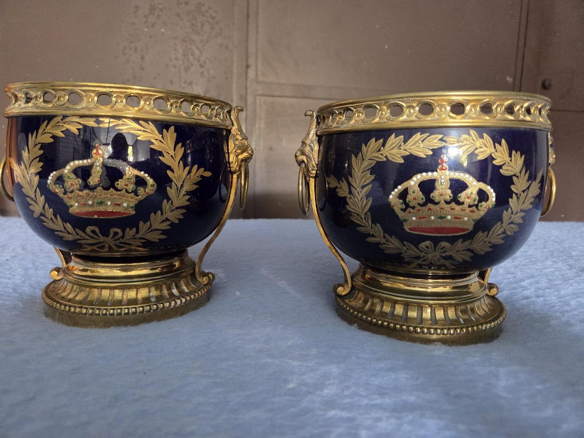 paire de cassolettes couronnées
