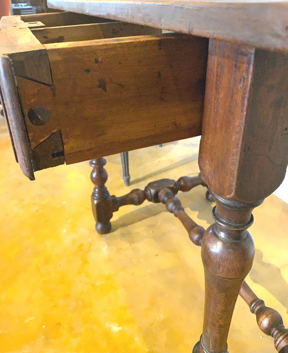 17th Century Table In Mahogany On Baluster Feet With A Key Locking Drawer-photo-1