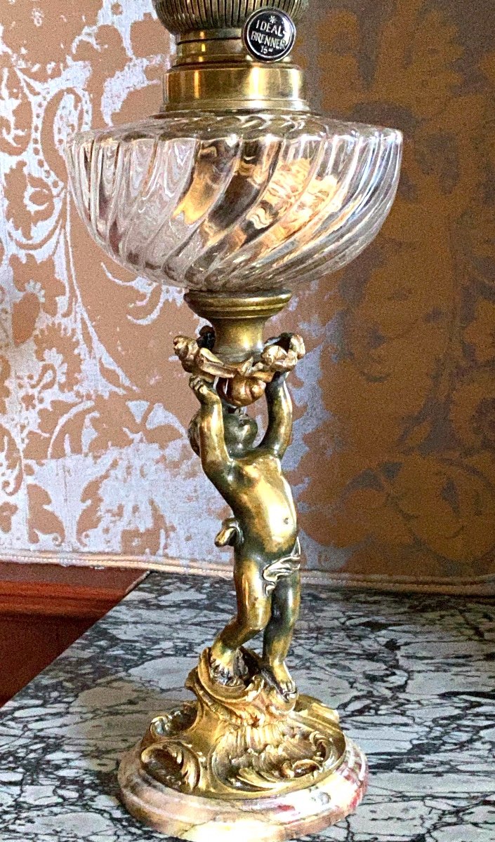 Putto En Bronze   Sur Base En Breche Des Pynénees Tenant Un Globe De Lampe En Crystal Torsadé-photo-3