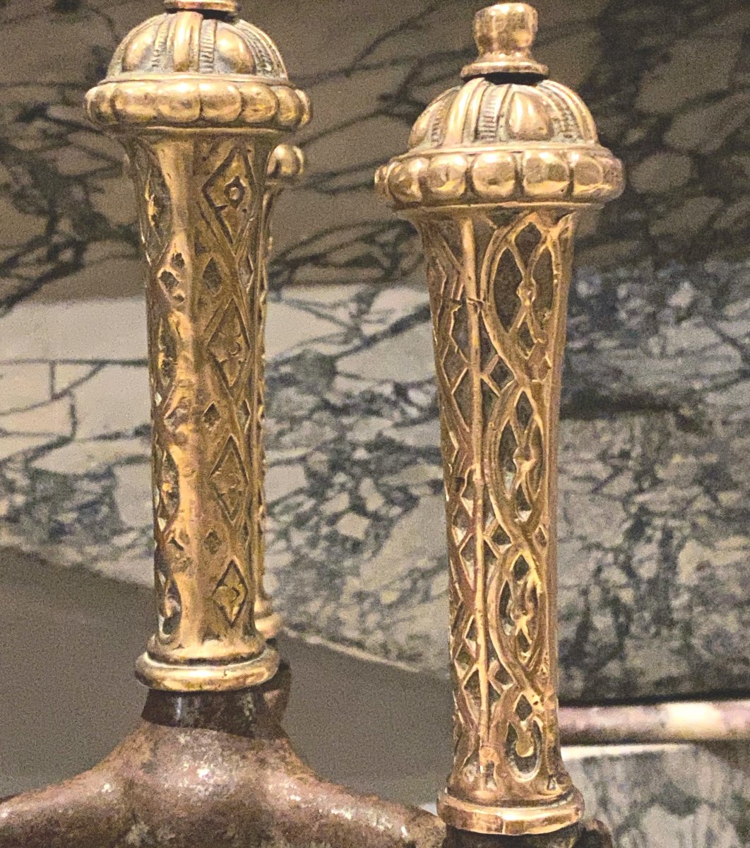Ensemble De  Tisonniers Anglais   De Style Néogothique  En Fer Forgé Et Poignées En Bronze -photo-4