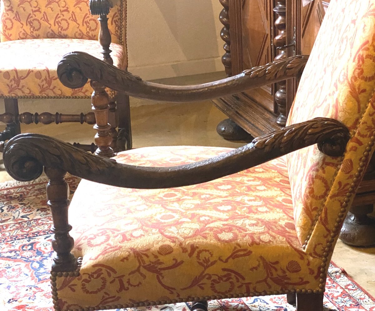 Fauteuil  époque Louis XIII Du XVIIè En Noyer  Garni De Tissu à Ramagres Bordeaux Sur Fond Or-photo-3