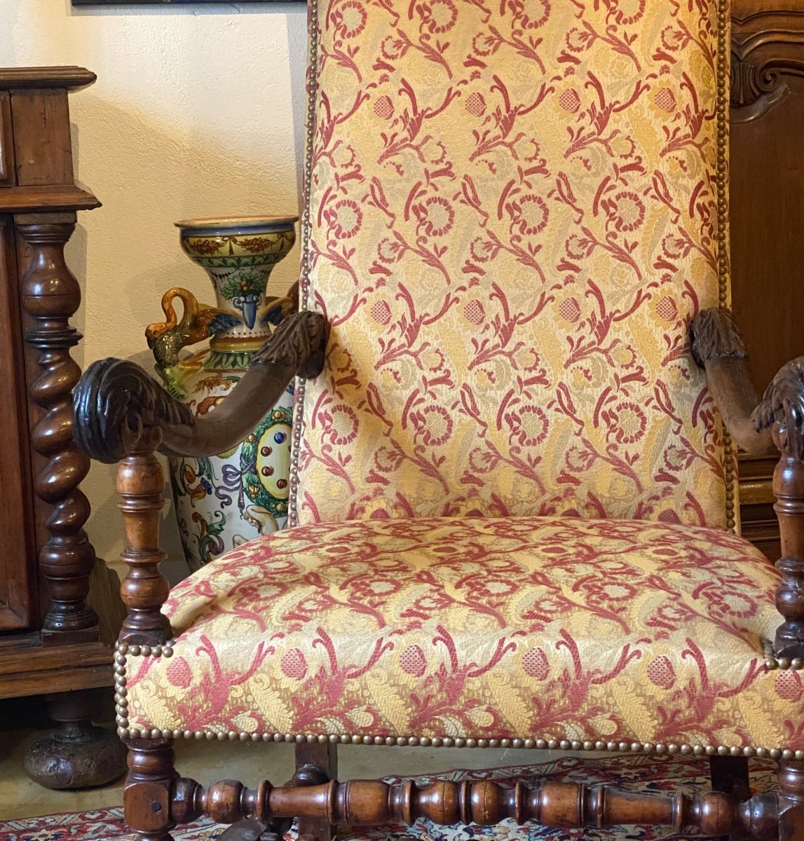 Fauteuil  époque Louis XIII Du XVIIè En Noyer  Garni De Tissu à Ramagres Bordeaux Sur Fond Or-photo-7