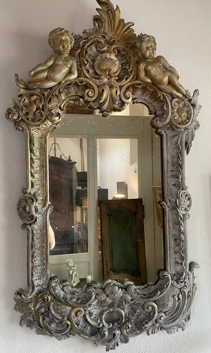   GRAND MIRROIR XIX ème  EN BOIS  PEINT  RICHEMENT SCULPTÉ DE  DEUX PUTTI  