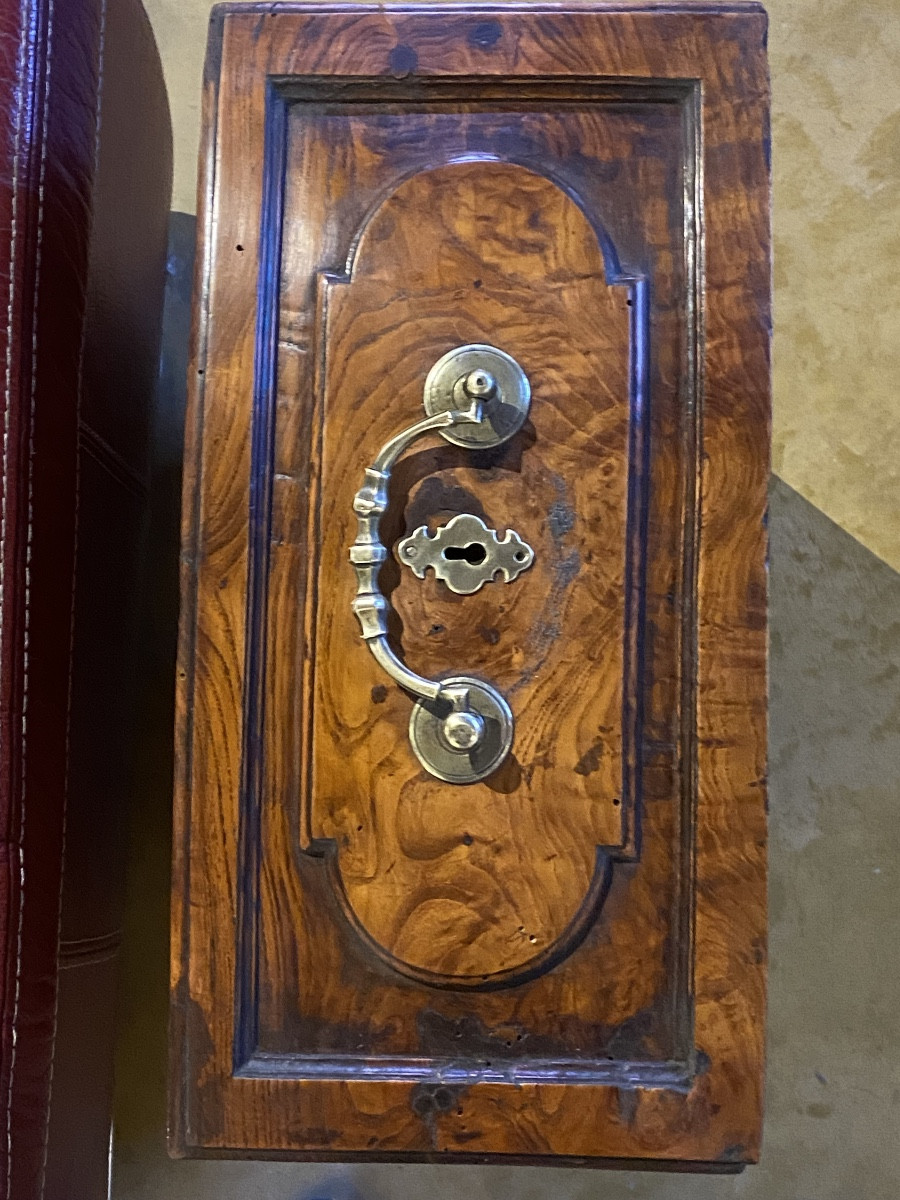 Louis XIV Period Castle Crestoide Commodel In Solid Elm Burry With Four Drawers -photo-4