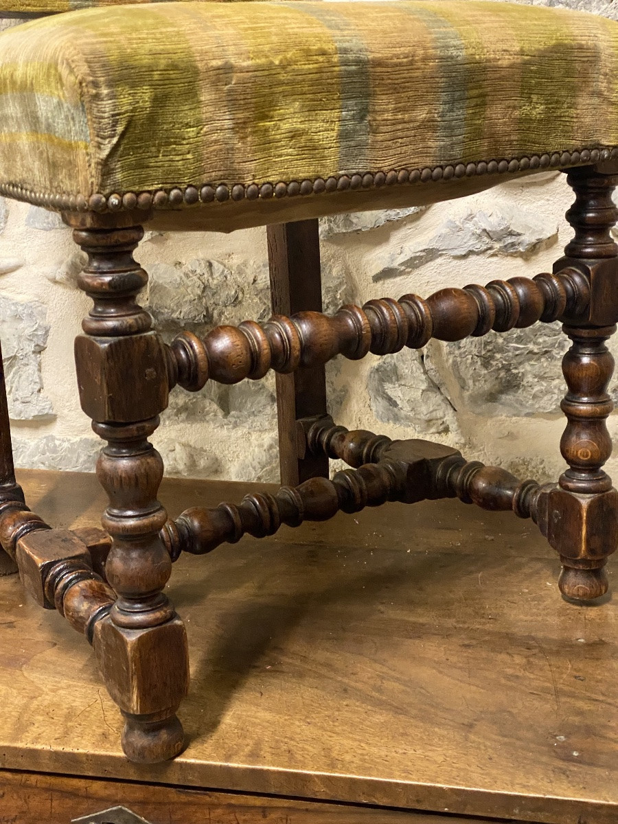 QUATRE CHAISES  ÉPOQUE LOUIS XIII EN  CHÂTAIGNIER   GARNIS  DE   VELOUR   DORÉ À   RAYURES -photo-3