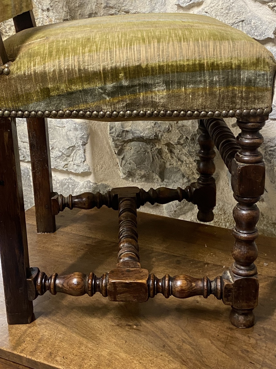 QUATRE CHAISES  ÉPOQUE LOUIS XIII EN  CHÂTAIGNIER   GARNIS  DE   VELOUR   DORÉ À   RAYURES -photo-4