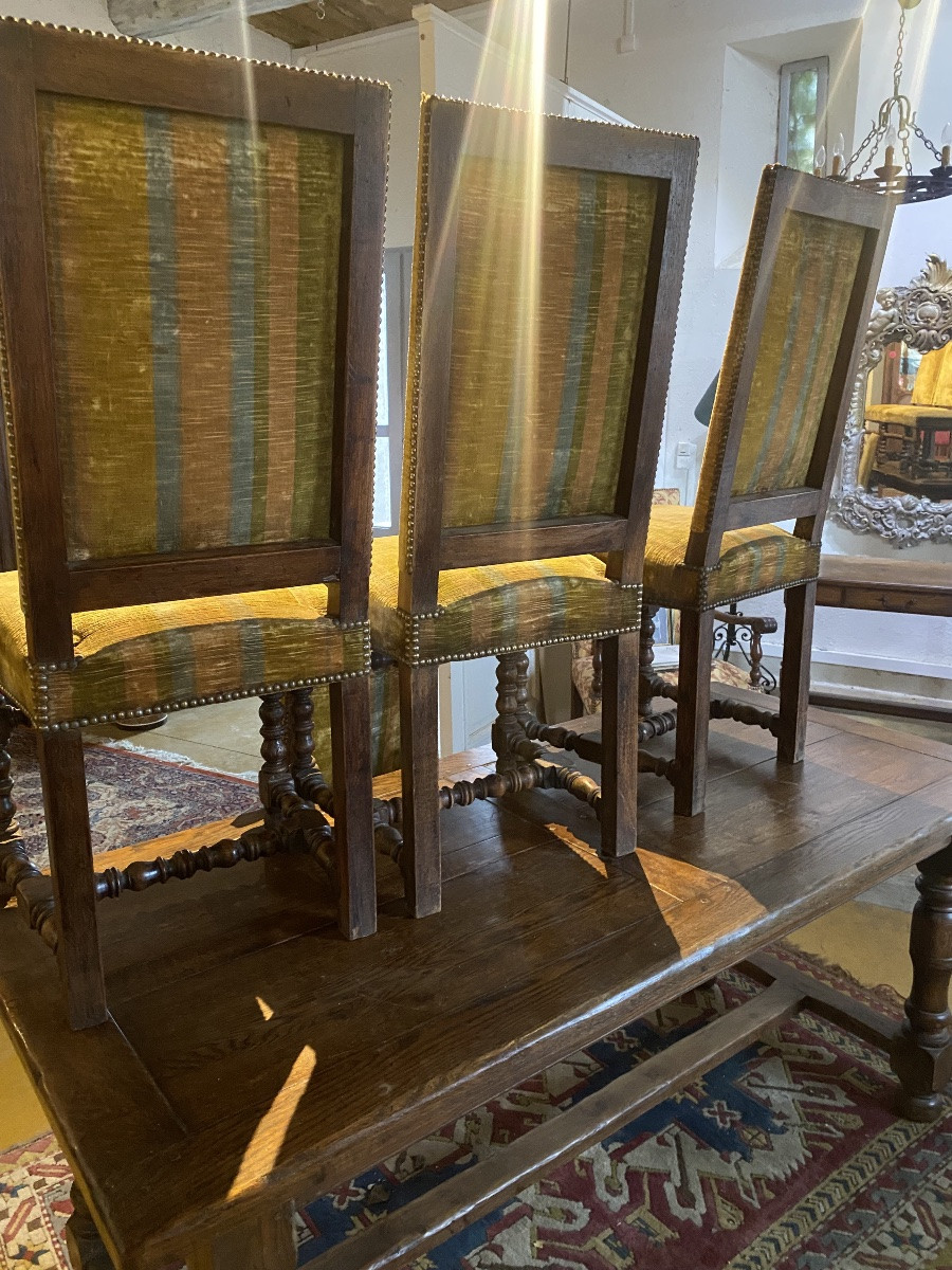 QUATRE CHAISES  ÉPOQUE LOUIS XIII EN  CHÂTAIGNIER   GARNIS  DE   VELOUR   DORÉ À   RAYURES -photo-4