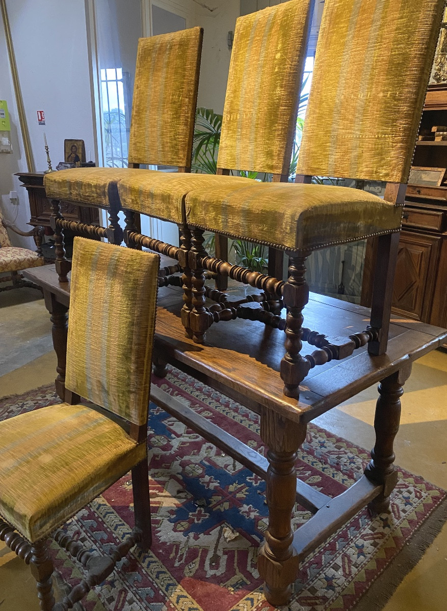 QUATRE CHAISES  ÉPOQUE LOUIS XIII EN  CHÂTAIGNIER   GARNIS  DE   VELOUR   DORÉ À   RAYURES 