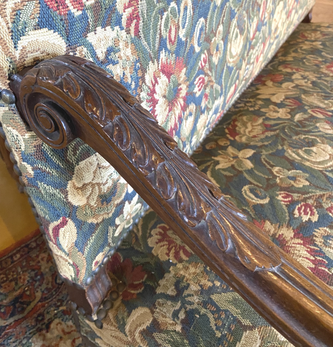 GRANDE BANQUETTE  D'ENTRÉE  XIX  EN  NOYER   GARNIE DE TAPISSERIE À FLEURS  STYLE   LOUIS XIV -photo-4