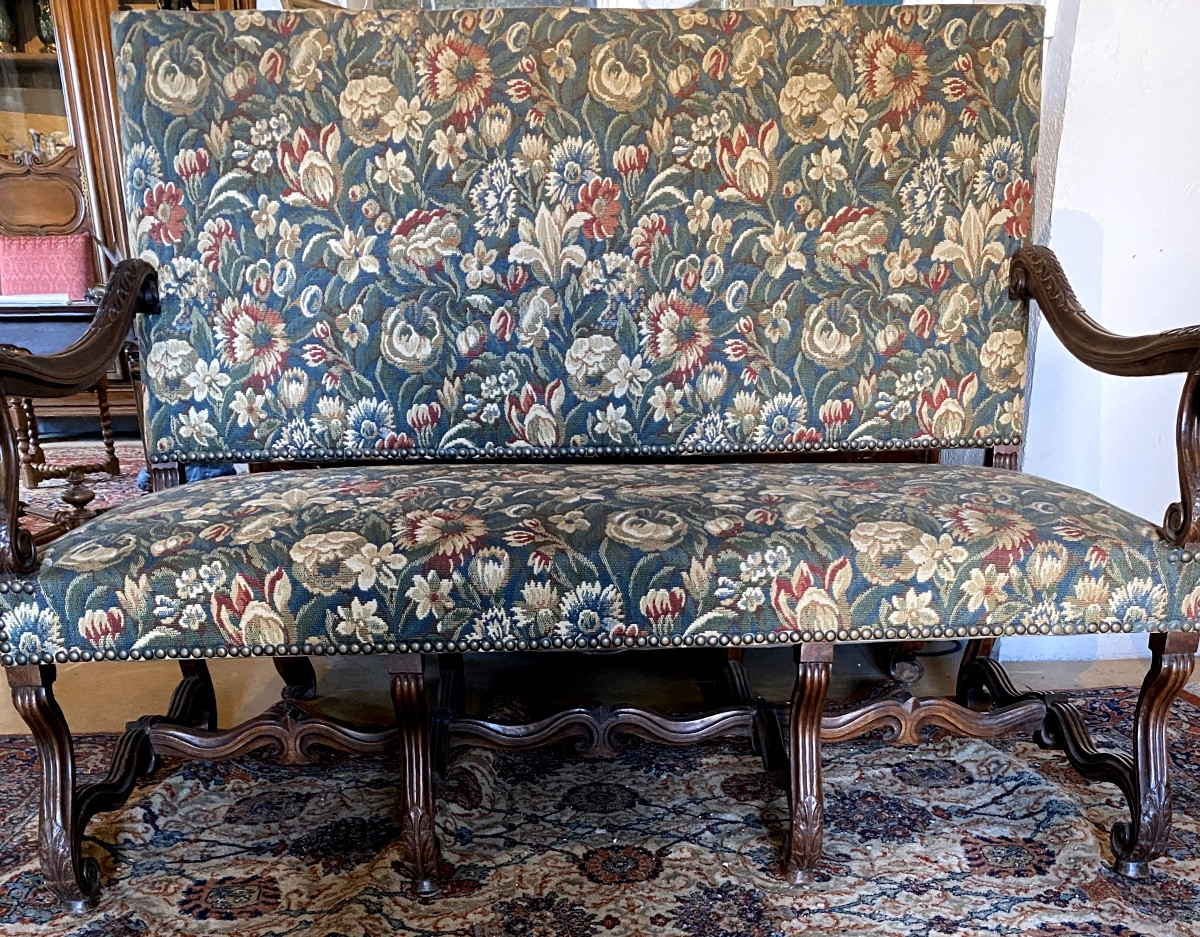 GRANDE BANQUETTE  D'ENTRÉE  XIX  EN  NOYER   GARNIE DE TAPISSERIE À FLEURS  STYLE   LOUIS XIV 