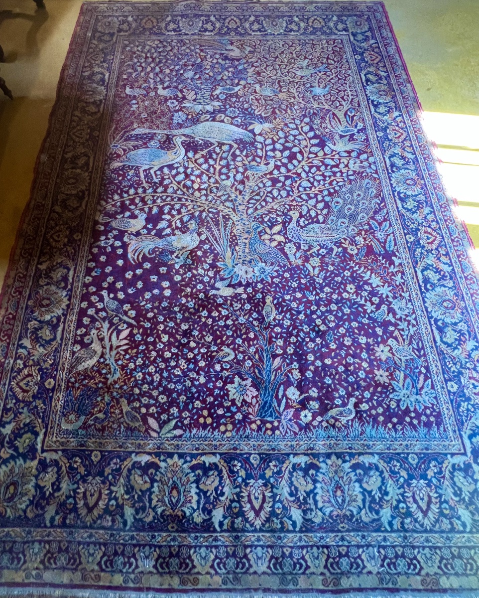 TAPIS PERSAN ANCIEN  À MOTIF  D'UN ARBRE DE VIE  ENTOURÉ D'OISEAUX  DANS UN CHAMP A DEUX BORURE