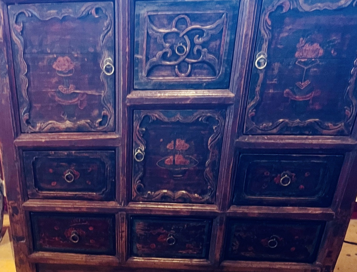 BUFFET  CHINOIS   ANCIEN  A TROIS PORTES ET SIX TIROIRS  PEINTS   À MOTIF DE  VASES FLEURIS-photo-2