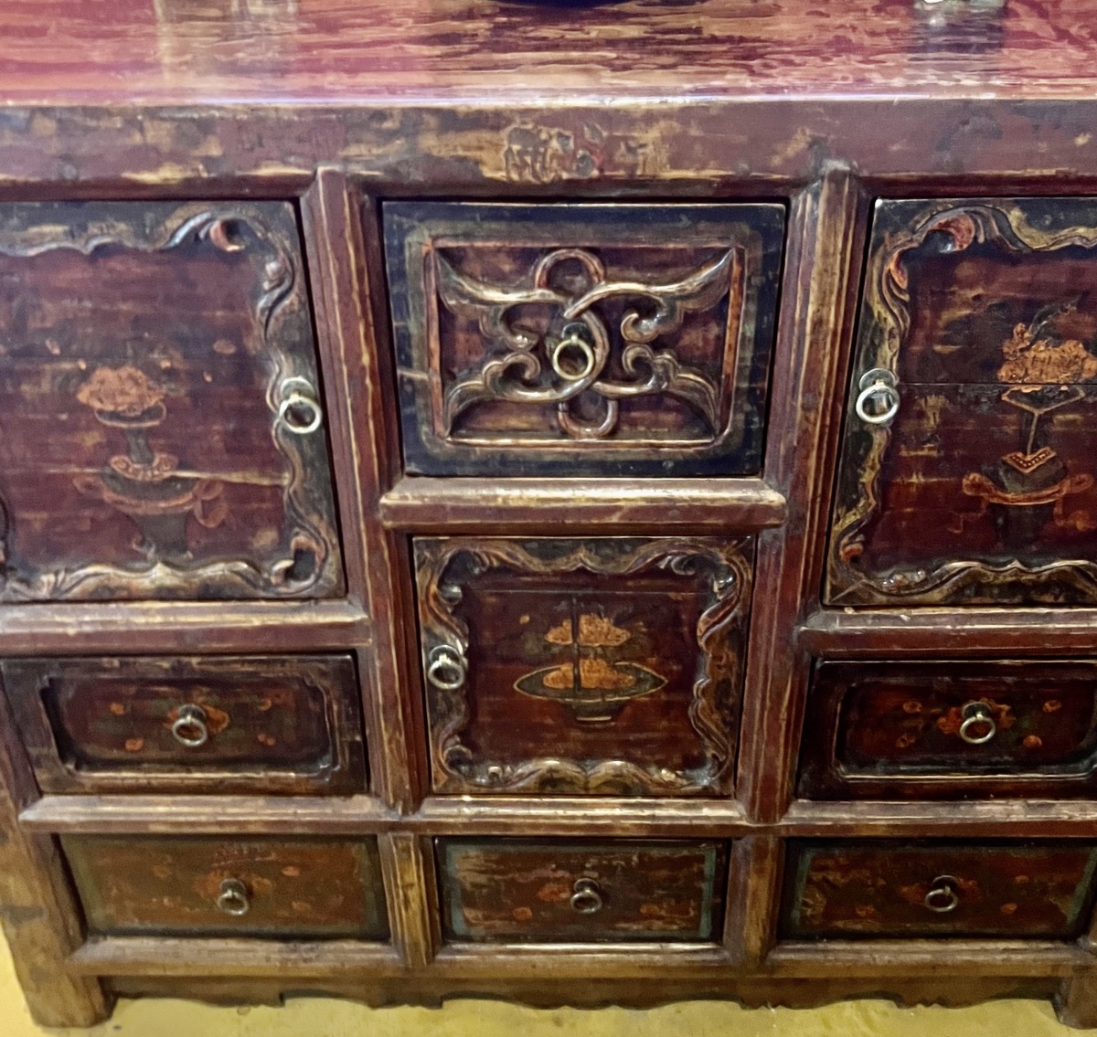 BUFFET  CHINOIS   ANCIEN  A TROIS PORTES ET SIX TIROIRS  PEINTS   À MOTIF DE  VASES FLEURIS-photo-1