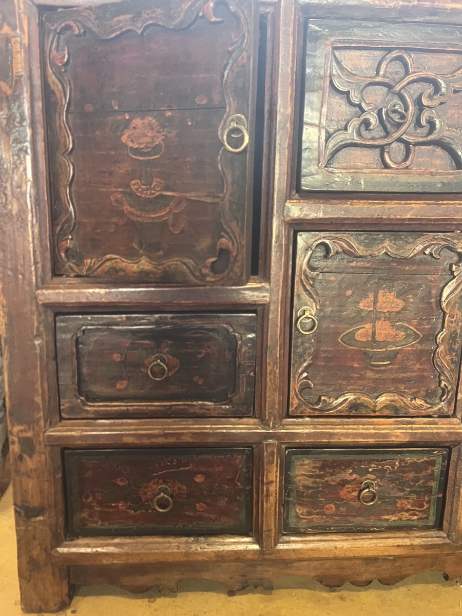 BUFFET  CHINOIS   ANCIEN  A TROIS PORTES ET SIX TIROIRS  PEINTS   À MOTIF DE  VASES FLEURIS-photo-6