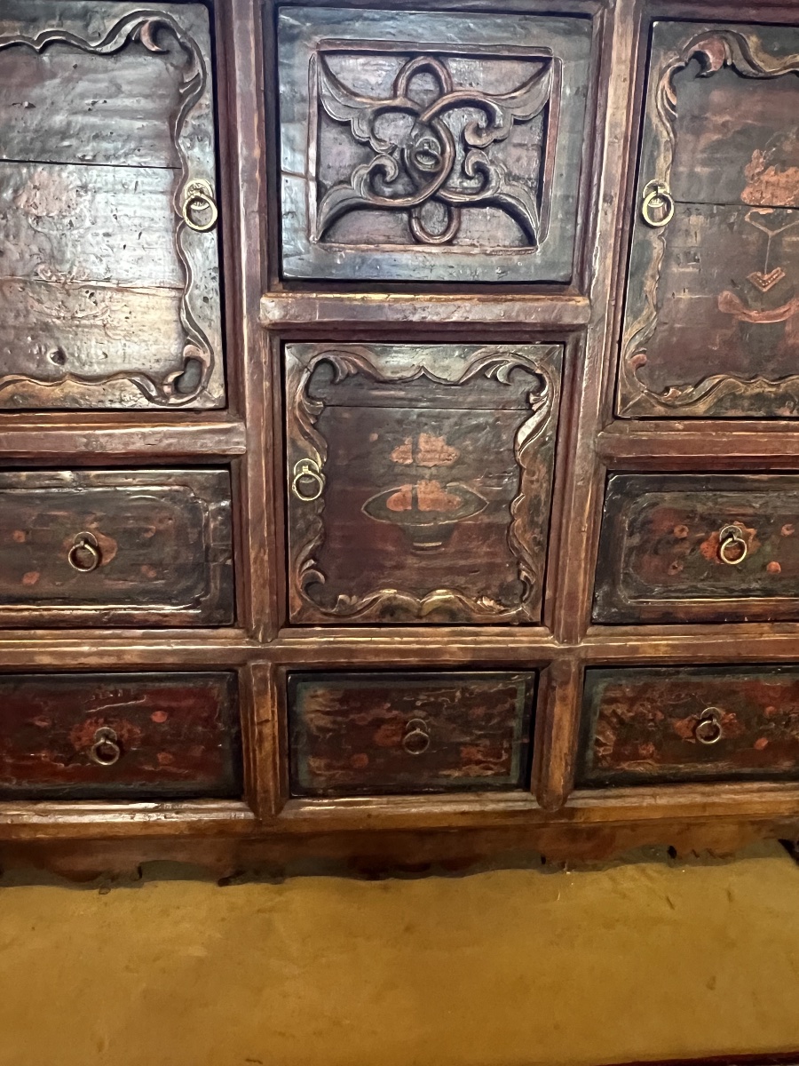 BUFFET  CHINOIS   ANCIEN  A TROIS PORTES ET SIX TIROIRS  PEINTS   À MOTIF DE  VASES FLEURIS-photo-7