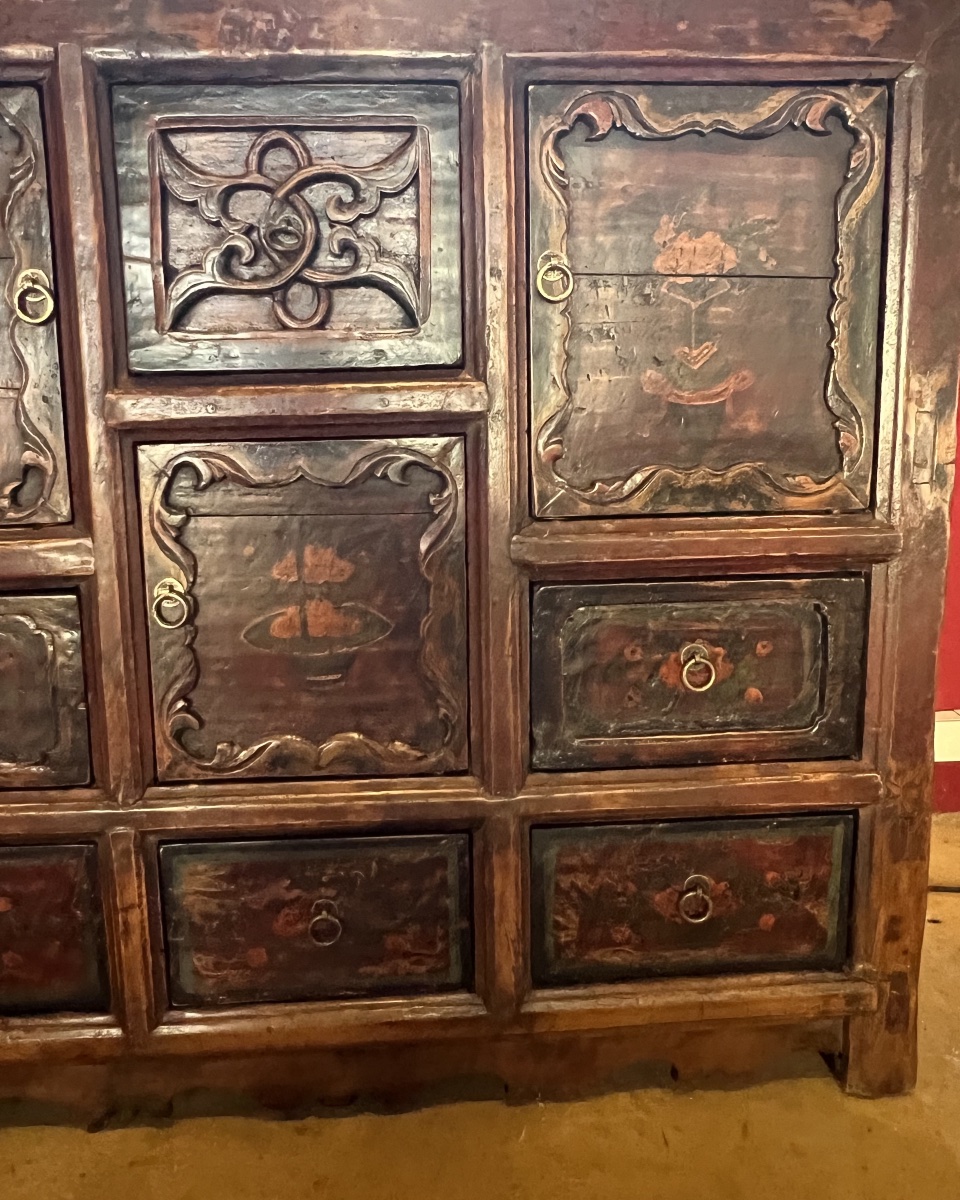 BUFFET  CHINOIS   ANCIEN  A TROIS PORTES ET SIX TIROIRS  PEINTS   À MOTIF DE  VASES FLEURIS-photo-8