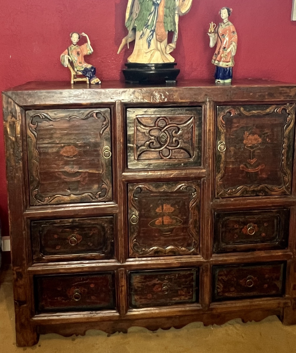 BUFFET  CHINOIS   ANCIEN  A TROIS PORTES ET SIX TIROIRS  PEINTS   À MOTIF DE  VASES FLEURIS