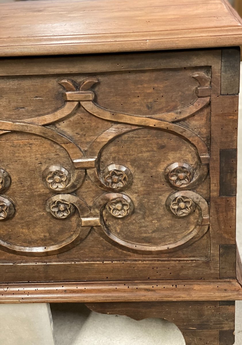 Small Renaissance Chest Carved With Foliage Intertwined With Flowers-photo-2