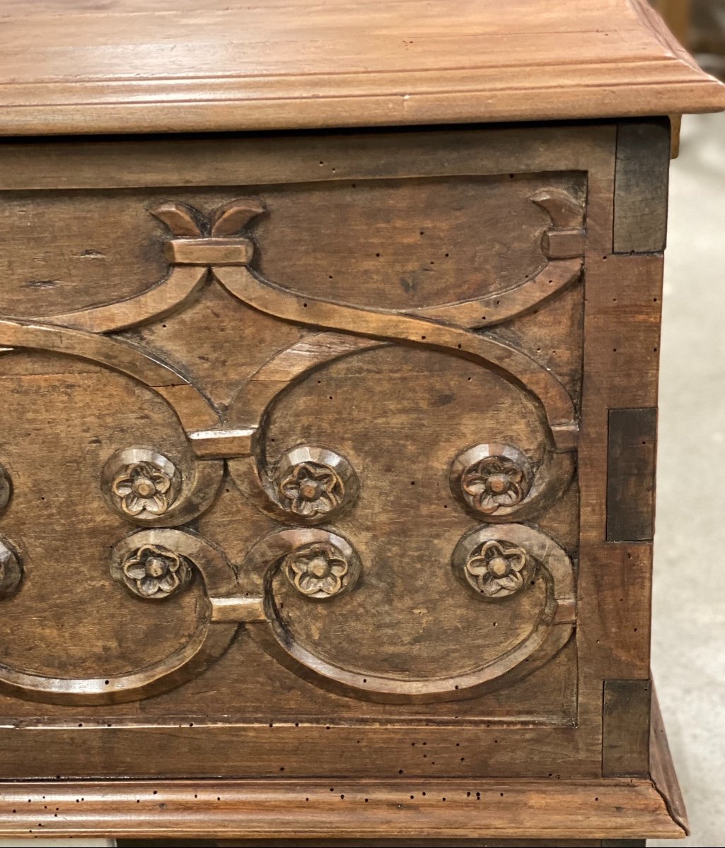 Small Renaissance Chest Carved With Foliage Intertwined With Flowers-photo-3
