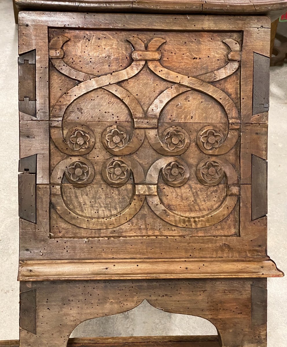Small Renaissance Chest Carved With Foliage Intertwined With Flowers-photo-1