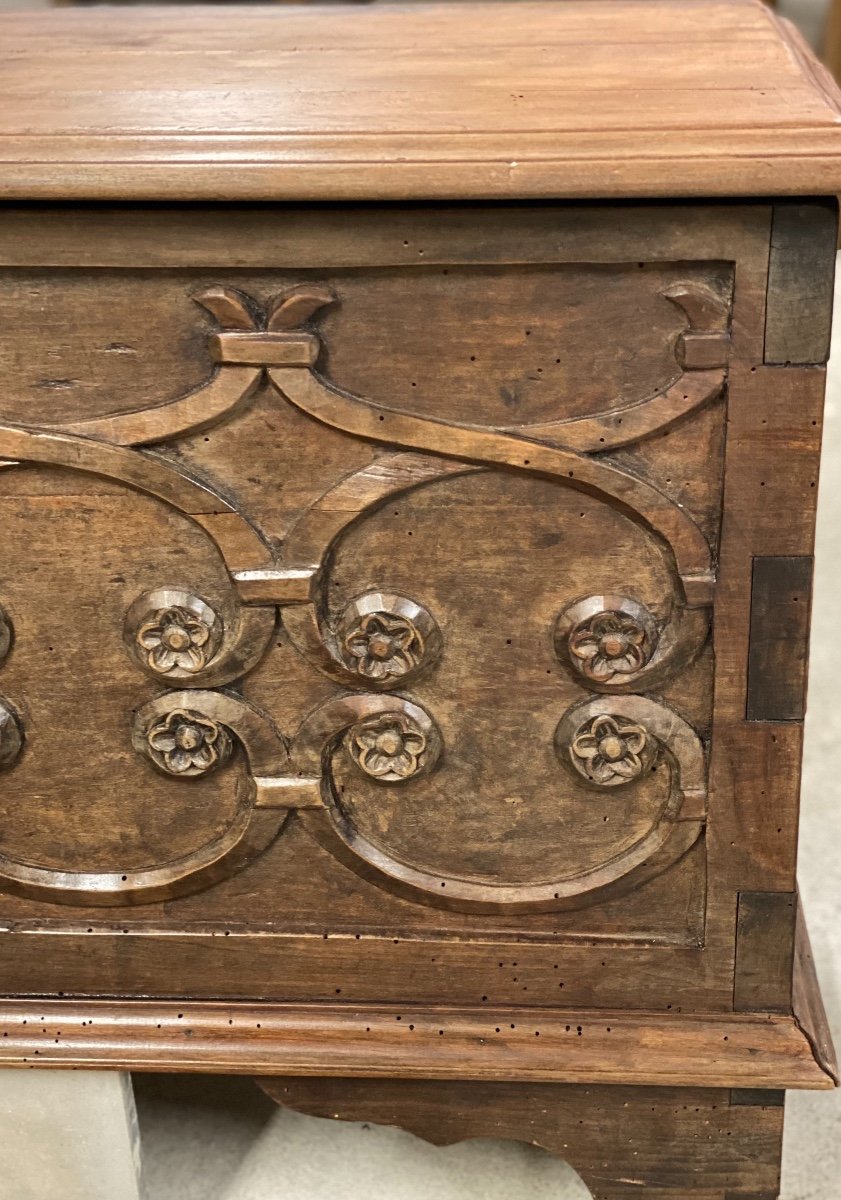 Small Renaissance Chest Carved With Foliage Intertwined With Flowers-photo-3