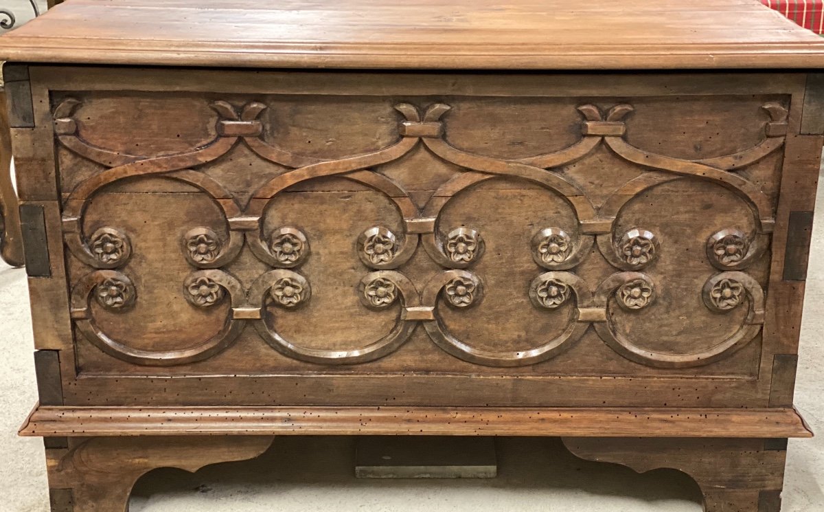 Small Renaissance Chest Carved With Foliage Intertwined With Flowers-photo-5