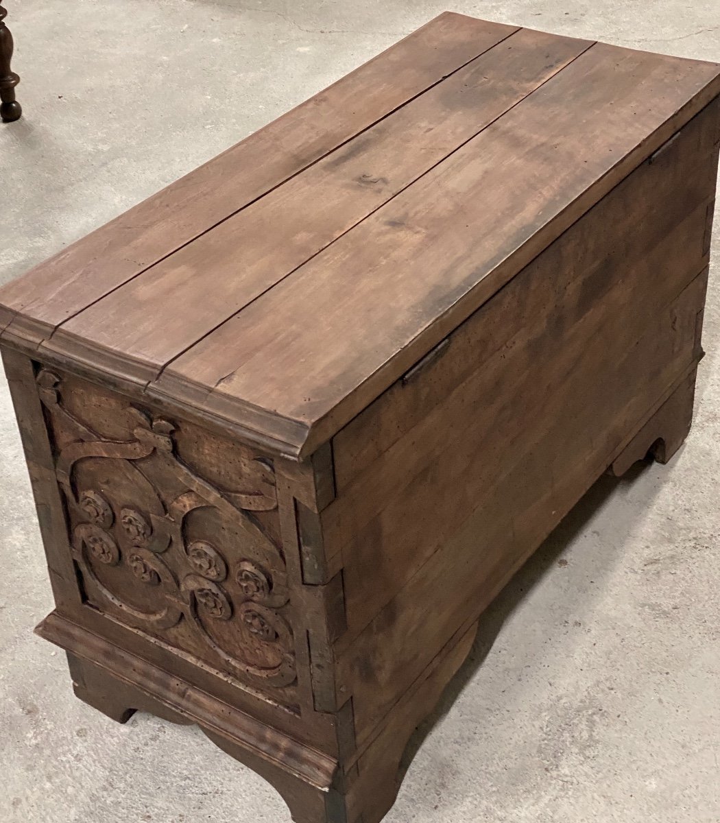 Small Renaissance Chest Carved With Foliage Intertwined With Flowers-photo-6