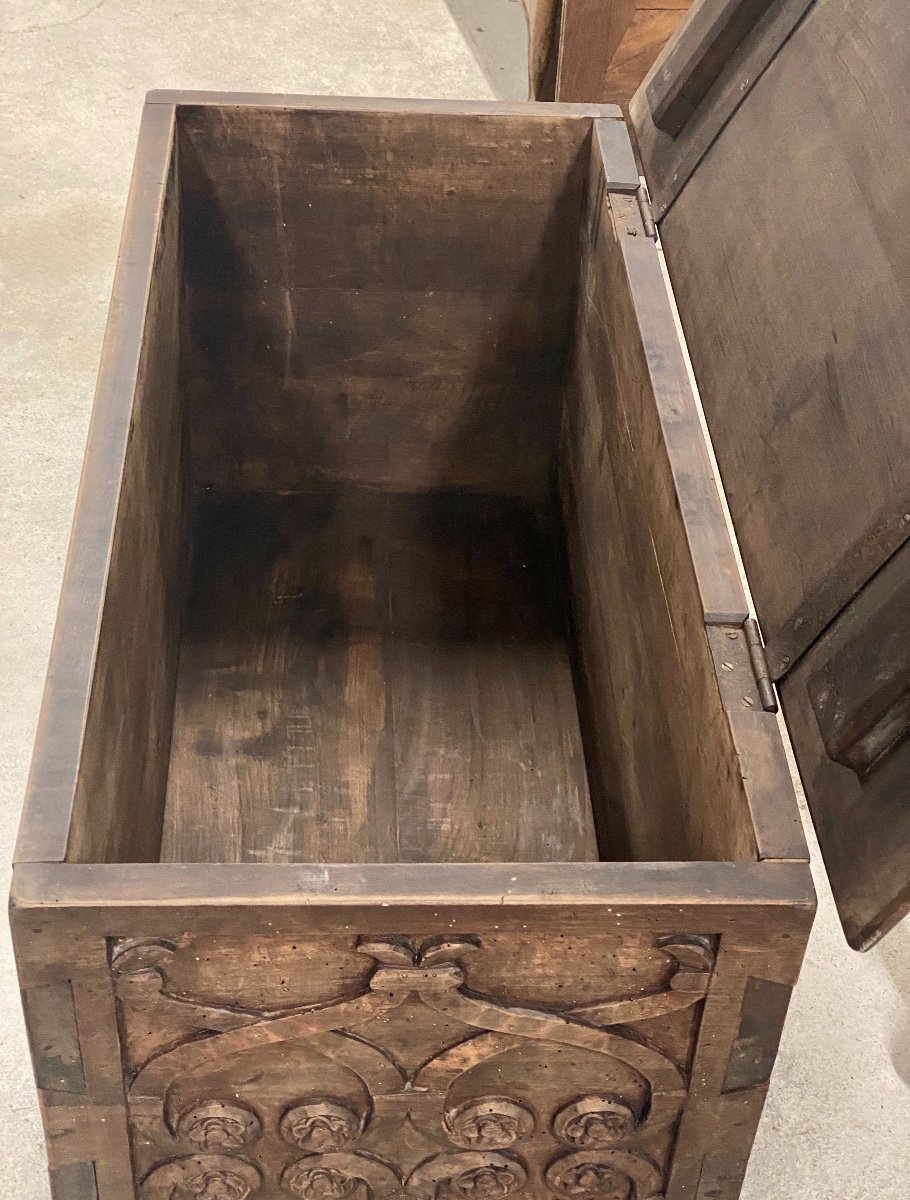Small Renaissance Chest Carved With Foliage Intertwined With Flowers-photo-7