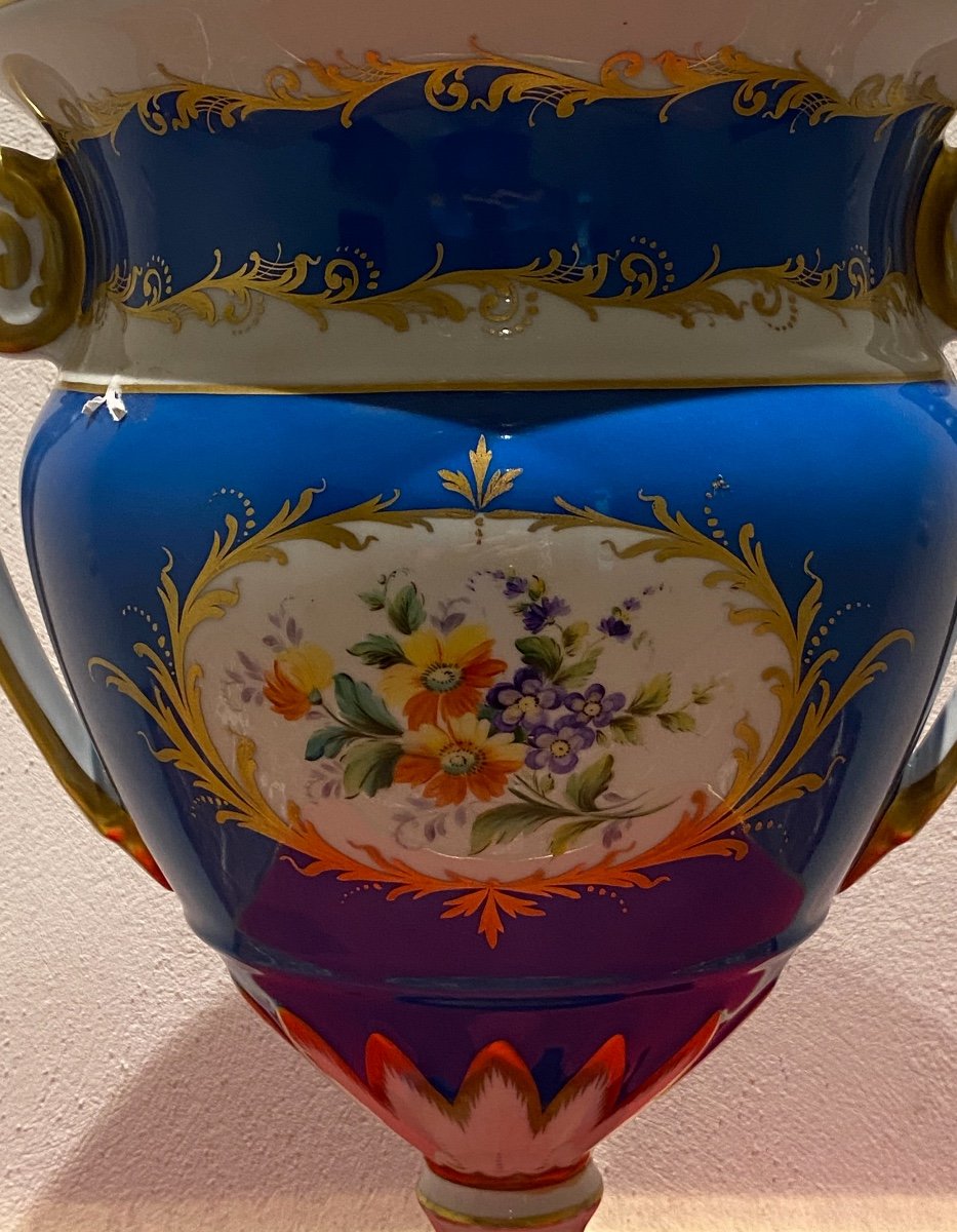 Vase En Porcelaine De Limoges   début du XIX ème  peint et Signé  D.A    H:   39 cm  -photo-4