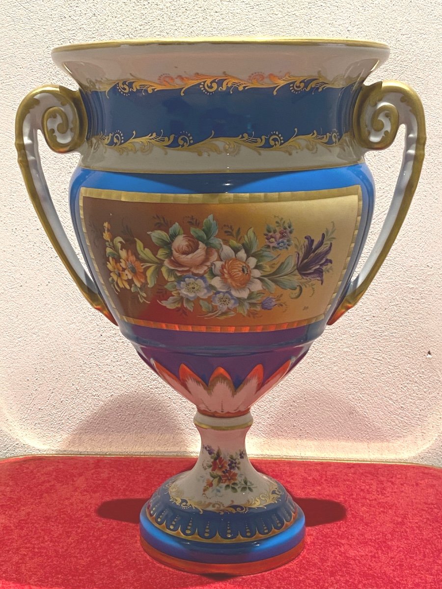 Vase En Porcelaine De Limoges   début du XIX ème  peint et Signé  D.A    H:   39 cm  