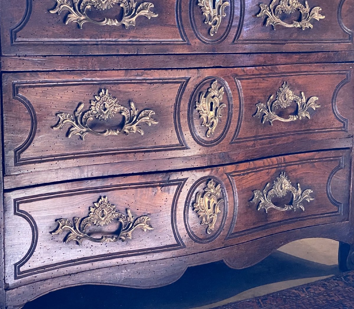 Epoch Commode Régence In Crossbow 1725 With Three Drawers Richly Decorated With Bronzes-photo-2