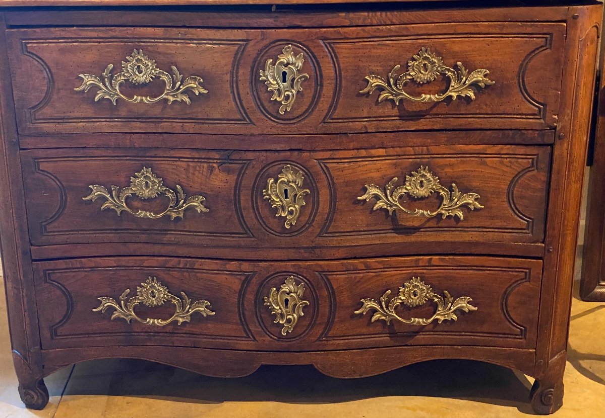 Epoch Commode Régence In Crossbow 1725 With Three Drawers Richly Decorated With Bronzes
