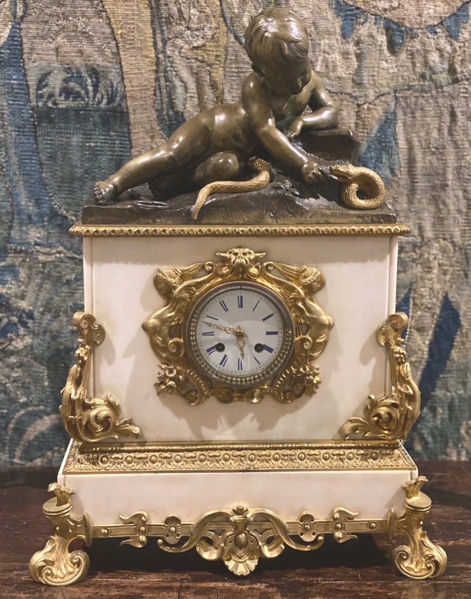 Pendule   En  Marbre Pur Blanc   De   Gerard  1819     Avec   Putto Et   Serpent  En Bronzes   