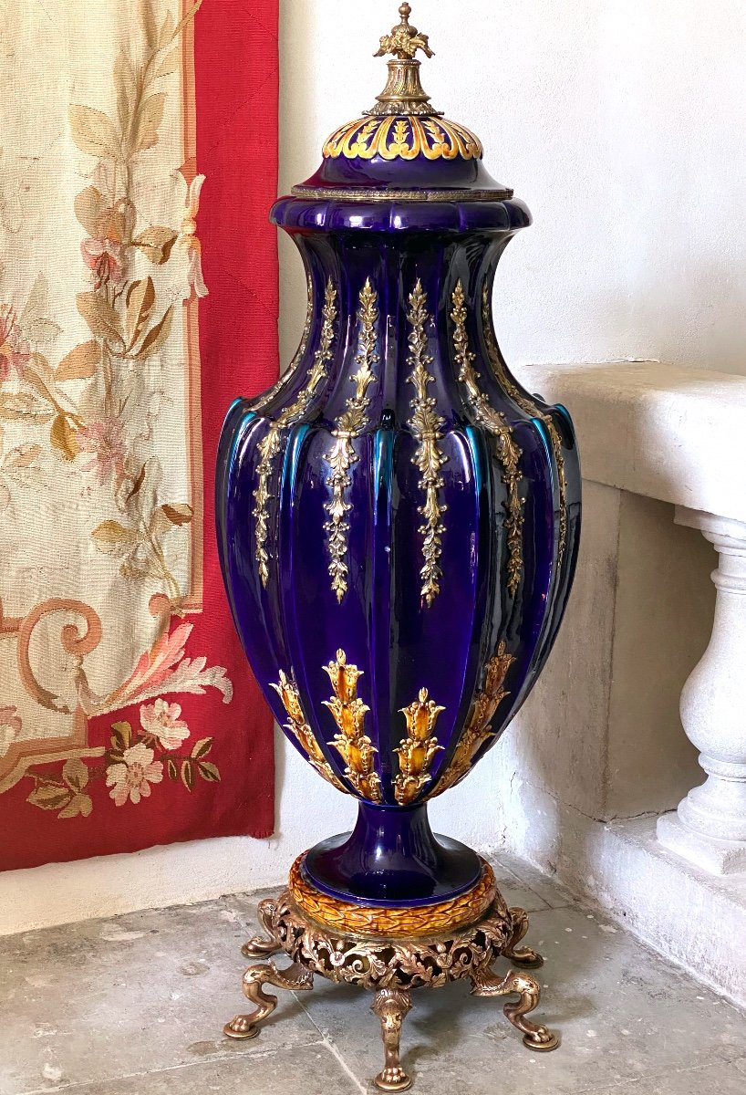 Vase  de   Sarregueminnes  h:  136 cm daté  1906  Orné De Bronzes    Exemple  Exposé  Au Musée 