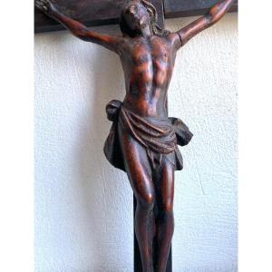 Crucifix   En Bois De Buis  Présentant Le Christ  Sur La Croix  Avec Quatres Clous  XVII è