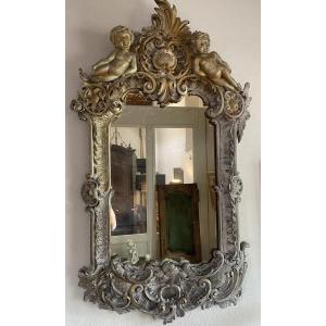   GRAND MIRROIR XIX ème  EN BOIS  PEINT  RICHEMENT SCULPTÉ DE  DEUX PUTTI  
