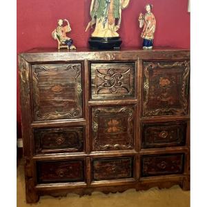 BUFFET CHINOIS ANCIEN A TROIS PORTES ET SIX TIROIRS PEINTS À MOTIF DE VASES FLEURIS