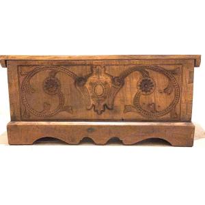 17th Century Bench Chest Of Chimney Sculpted In Solid Chestnut