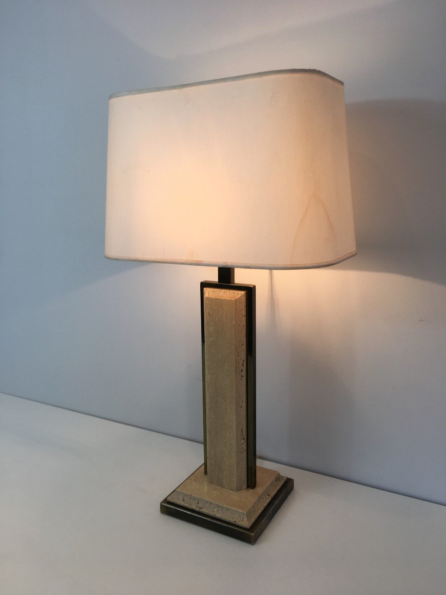 Lampe en travertin et métal doré. Travail Français. Vers 1970