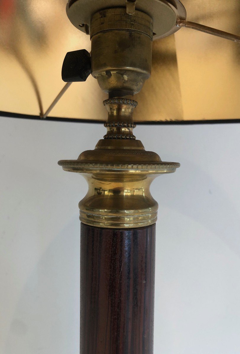 Paire de lampes de style néoclassique façon faux-bois en métal et laiton. Travail Français. Ver-photo-1