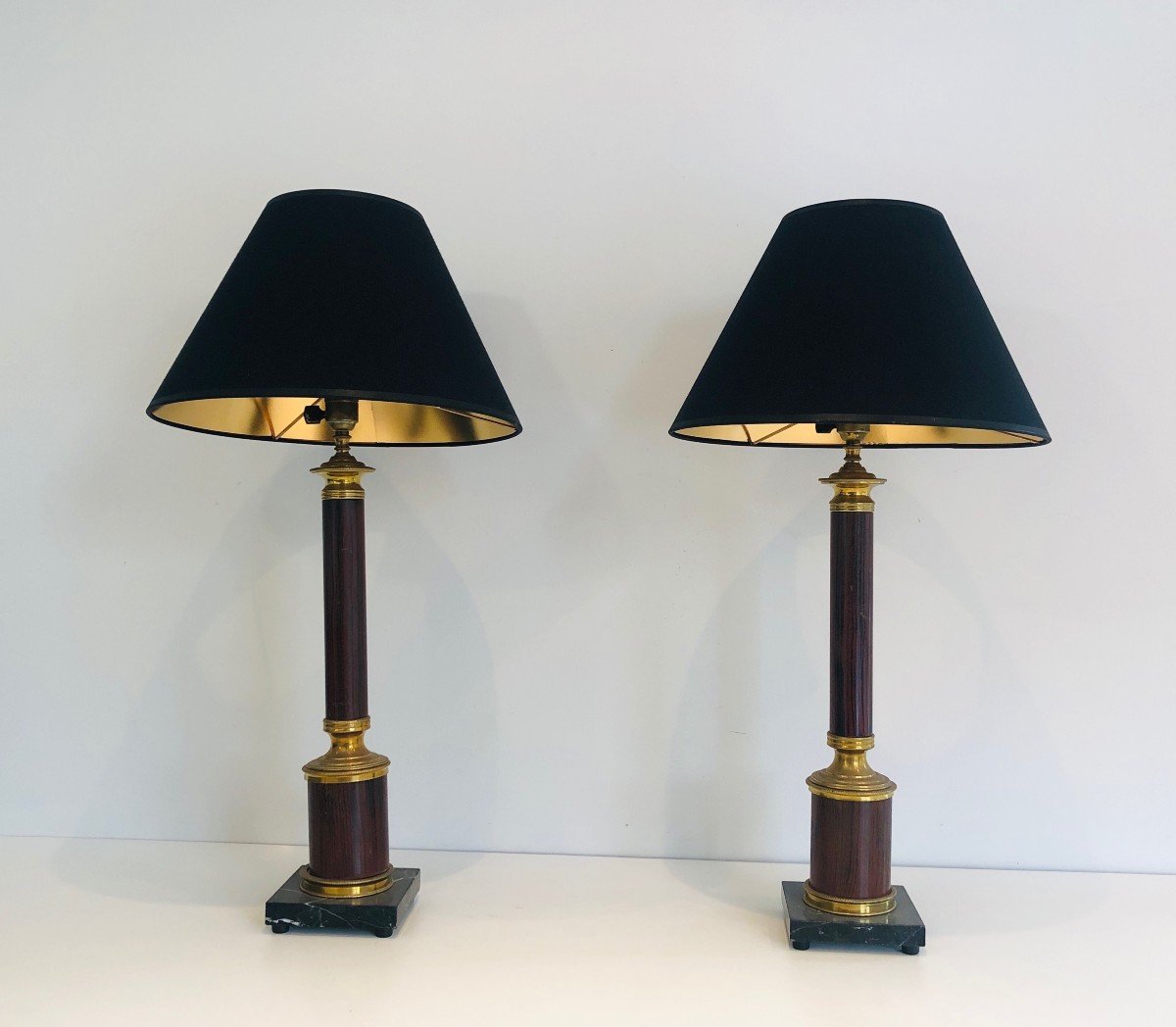 Paire de lampes de style néoclassique façon faux-bois en métal et laiton. Travail Français. Ver-photo-2