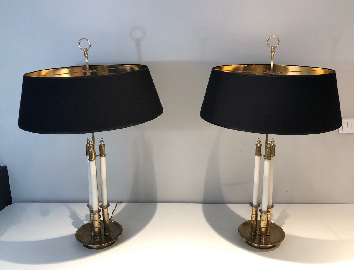 Paire De Lampes De Style Néoclassique En Laiton Composée De 3 Tubes Laqués Blancs. Vers 1940
