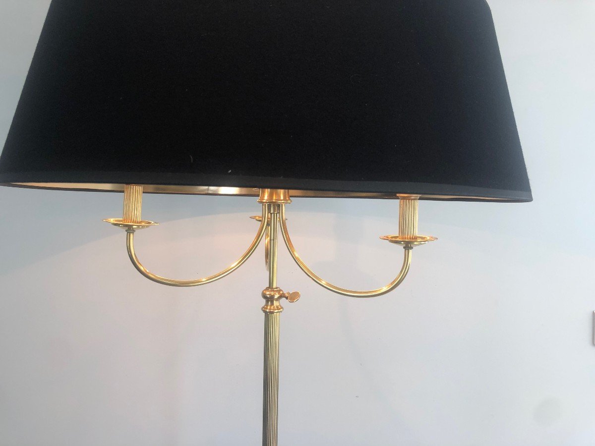 Lampadaire de style néoclassique en laiton à trois bras de lumière. Lampadaire réglable en haut-photo-2