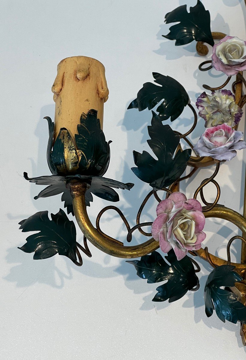 Paire d'Appliques En Bronze, Fer Patiné Et Fleurs De Porcelaine. Travail Français. Vers 1940-photo-2